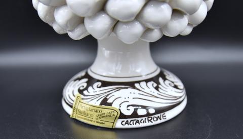 Pigna siciliana in ceramica bianca h.20 cm Produzione artigianale di Caltagirone con base decorata