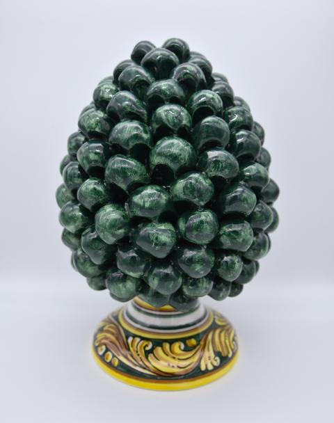Pigna siciliana in ceramica verde bottiglia h.20 cm Produzione artigianale di Caltagirone con base decorata
