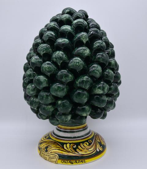 Pigna siciliana in ceramica verde bottiglia h.20 cm Produzione artigianale di Caltagirone con base decorata