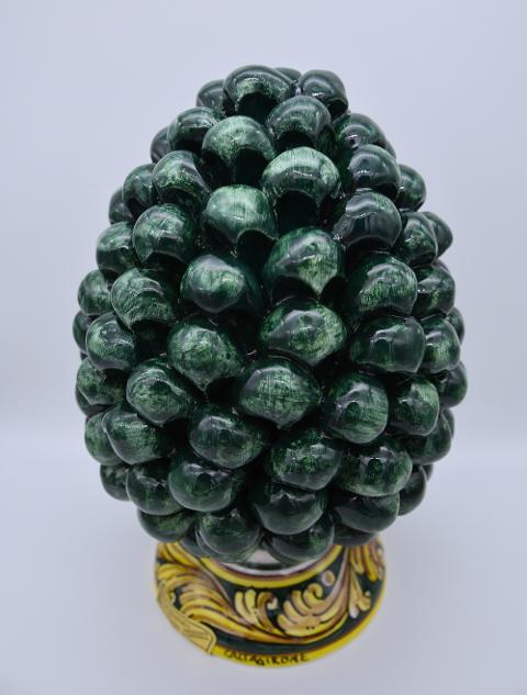 Pigna siciliana in ceramica verde bottiglia h.20 cm Produzione artigianale di Caltagirone con base decorata