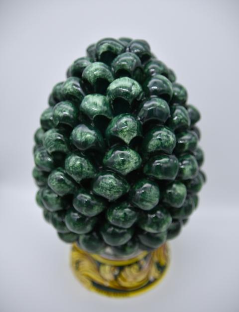 Pigna siciliana in ceramica verde bottiglia h.20 cm Produzione artigianale di Caltagirone con base decorata