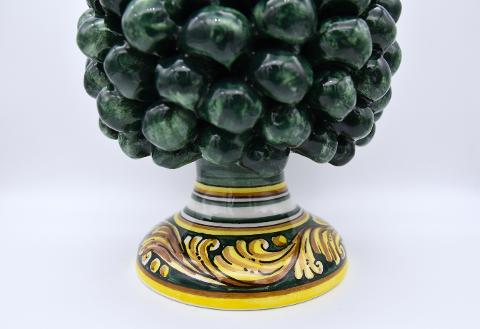 Pigna siciliana in ceramica verde bottiglia h.20 cm Produzione artigianale di Caltagirone con base decorata