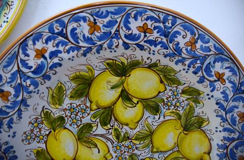 Piatto ornamentale con limoni in ceramica siciliana da parete Produzione artigianale di Caltagirone Diametro 55cm