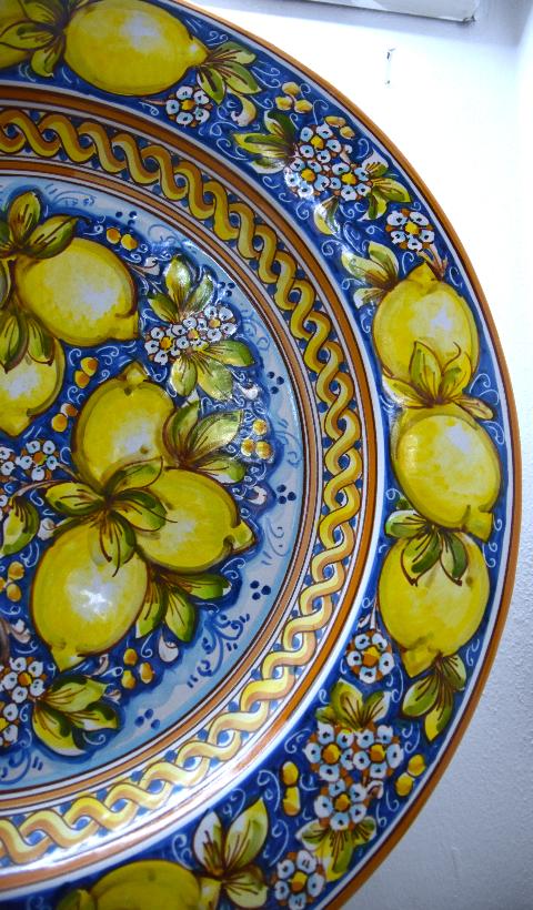 Piatto ornamentale con limoni in ceramica siciliana da parete Produzione artigianale di Caltagirone Diametro 55cm