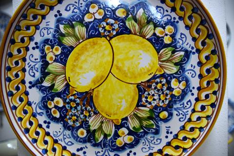 Piatto con limoni in ceramica da parete Produzione artigianale di Caltagirone Diametro 30cm