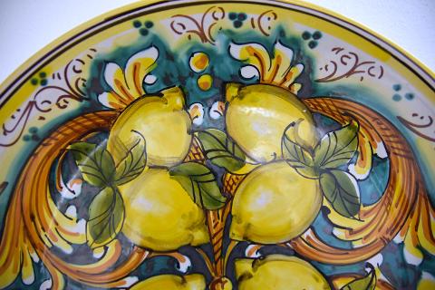 Piatto con limoni in ceramica da parete Produzione artigianale di Caltagirone Diametro 37cm