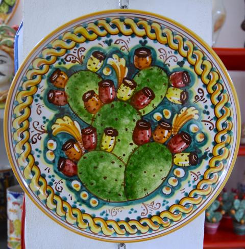 Piatto ornamentale da parete decoro fichi d'india con treccia fondo verde in ceramica siciliana Produzione artigianale di Caltagirone Diametro 30cm
