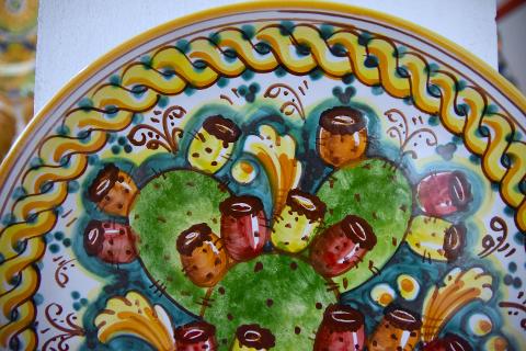 Piatto ornamentale da parete decoro fichi d'india con treccia fondo verde in ceramica siciliana Produzione artigianale di Caltagirone Diametro 30cm
