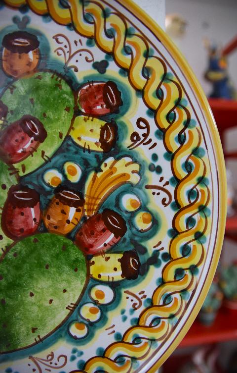 Piatto ornamentale da parete decoro fichi d'india con treccia fondo verde in ceramica siciliana Produzione artigianale di Caltagirone Diametro 30cm