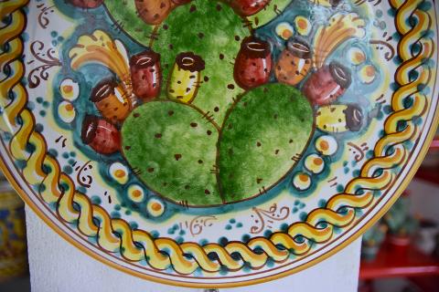 Piatto ornamentale da parete decoro fichi d'india con treccia fondo verde in ceramica siciliana Produzione artigianale di Caltagirone Diametro 30cm