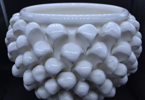 Mezza pigna cachepot con alzata monocolore bianco candido Produzione artigianale di Caltagirone  h.25 cm