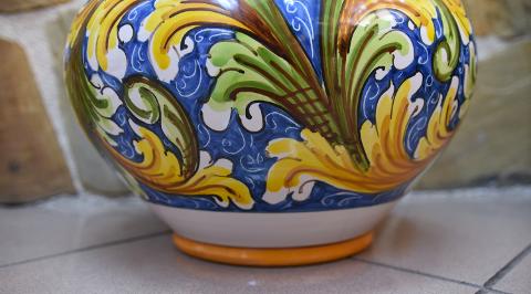Portavaso cachepot decoro ornato fondo blu in ceramica siciliana Produzione artigianale di Caltagirone Diametro 30cm