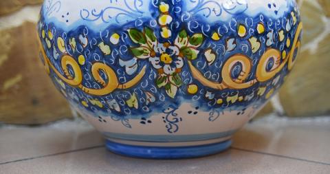 Portavaso cachepot decoro nastrino celeste in ceramica siciliana Produzione artigianale di Caltagirone Diametro 30cm