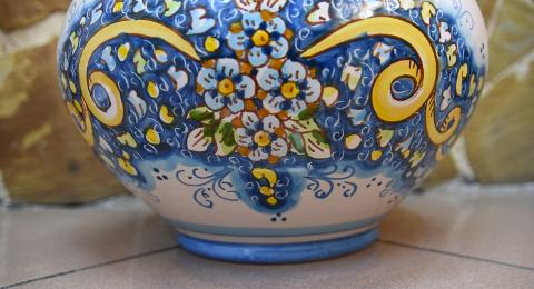 Portavaso cachepot decoro nastrino celeste in ceramica siciliana Produzione artigianale di Caltagirone Diametro 30cm