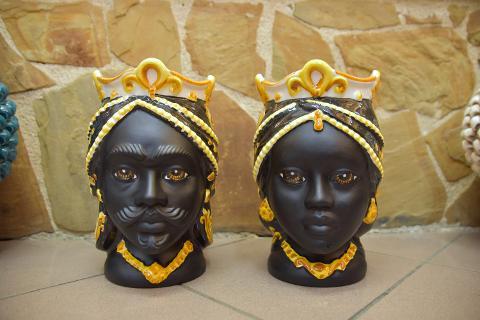 Coppia Teste di moro moderne gioiello decoro ornato giallo fondo nero viso nero satinato Produzione artigianale di Caltagirone h.25 cm