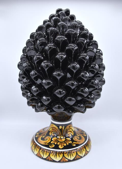 Pigna siciliana moderna in ceramica nero lucido h.30 cm Produzione artigianale di Caltagirone con base decorata