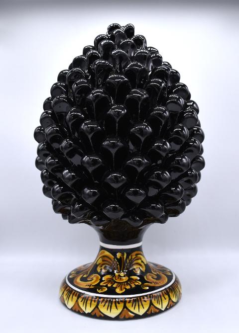 Pigna siciliana moderna in ceramica nero lucido h.30 cm Produzione artigianale di Caltagirone con base decorata
