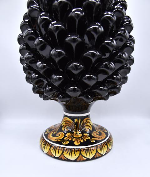 Pigna siciliana moderna in ceramica nero lucido h.30 cm Produzione artigianale di Caltagirone con base decorata