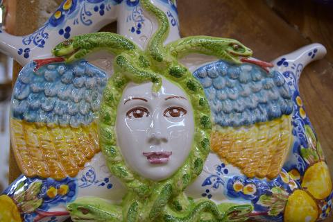 Trinacria grande con limoni Produzione artigianale di Caltagirone lunghezza 30cm