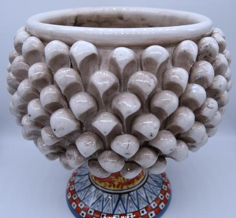 Mezza pigna cachepot con alzata h.22 cm Produzione artigianale di Caltagirone con base decorata