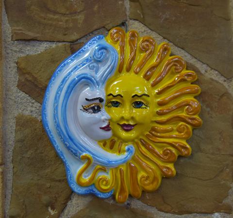 Sole e Luna abbraccio da parete Produzione artigianale di Santo Stefano di Camastra Lunghezza 25cm