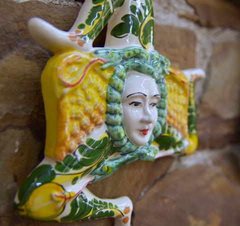 Trinacria media da parete Produzione artigianale di Caltagirone Lunghezza 18cm