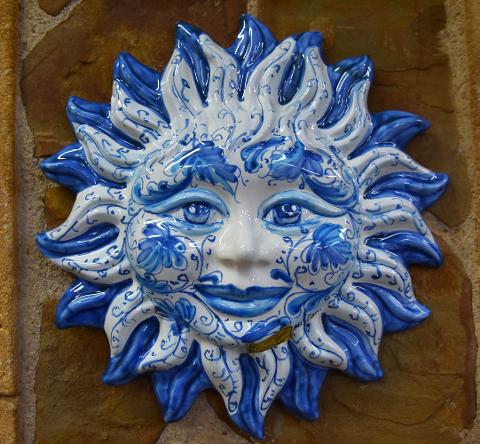 Sole in ceramica da parete azzurro/bianco Produzione artigianale di Santo Stefano di Camastra Diametro 33cm