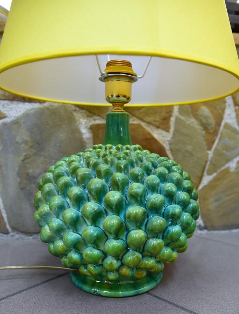 Lume pigna in ceramica verde kaleido con paralume giallo Produzione artigianale di Caltagirone h.55 cm
