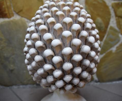 Pigna siciliana in ceramica bianco antico/fumé h.35 cm Produzione artigianale di Caltagirone monocolore