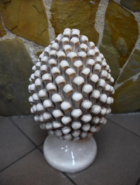 Pigna siciliana in ceramica bianco antico/fumé h.35 cm Produzione artigianale di Caltagirone monocolore