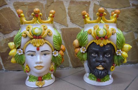 Coppia Teste di moro con frutta arance/limoni Cibele e Attis Produzione artigianale di Caltagirone h.30 cm