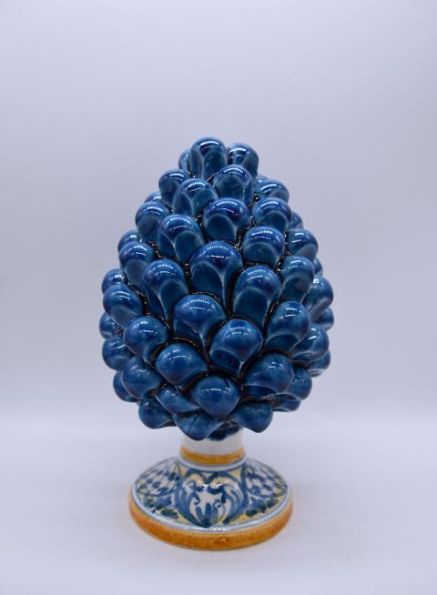 Pigna siciliana in ceramica blu antico h.15 cm Produzione artigianale di Caltagirone con base decorata