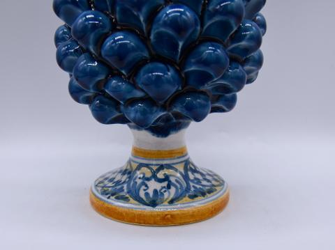 Pigna siciliana in ceramica blu antico h.15 cm Produzione artigianale di Caltagirone con base decorata
