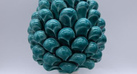 Pigna siciliana in ceramica verde acqua con base decorata Produzione artigianale di Caltagirone h.15cm