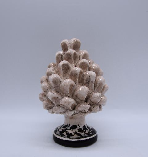 Pigna siciliana in ceramica fumé/bianco antico h.12 cm Produzione artigianale di Caltagirone con base decorata