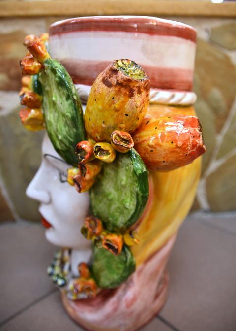 Teste di moro con fichi d'india h.40 Produzione artigianale di Caltagirone decorate