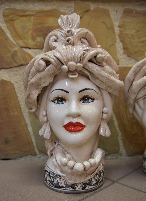 Coppia Teste di moro fumé decorate con corona e turbante Produzione artigianale di Caltagirone h.30cm
