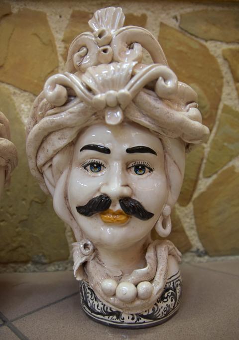 Coppia Teste di moro fumé decorate con corona e turbante Produzione artigianale di Caltagirone h.30cm