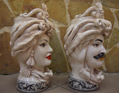 Coppia Teste di moro fumé decorate con corona e turbante Produzione artigianale di Caltagirone h.30cm