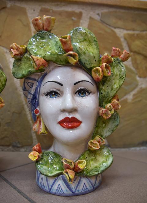 Coppia Teste di moro con fichi d'india h.30cm Produzione artigianale di Caltagirone decorate