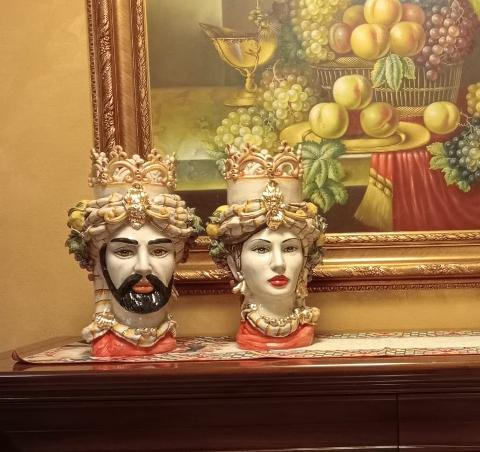 Coppia Teste di moro con frutta, oro, turbante e corona Produzione artigianale di Caltagirone h.40 cm