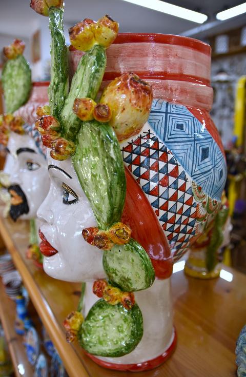 Coppia Teste di moro con fichi d'india Produzione artigianale di Caltagirone h.45 cm