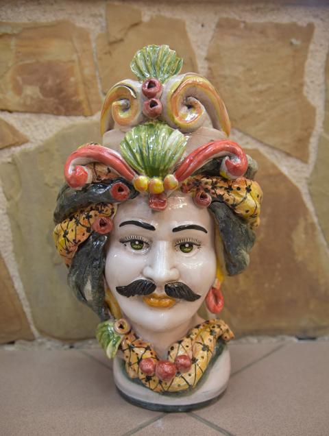 Coppia Teste di moro con corona e turbante decorate Produzione artigianale di Caltagirone h.30cm