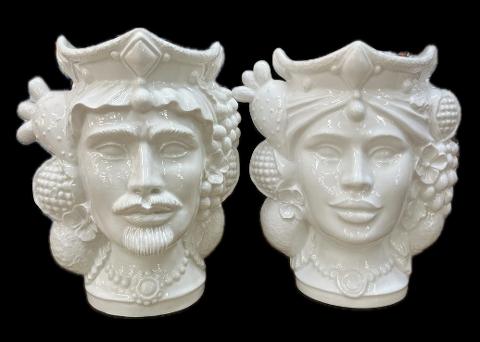 Teste di Moro con frutta e fichi d'india moderne bianche monocolore in ceramica siciliana Produzione artigianale di Caltagirone h.25cm