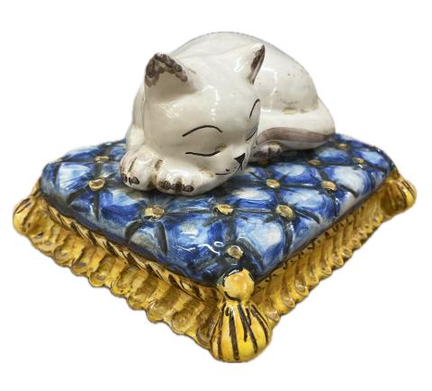 Gatto in ceramica su cuscino Produzione artigianale di Caltagirone lunghezza 20cm