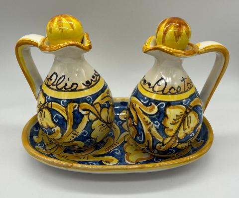 Set olio e aceto con vassoio decoro valentino blu e giallo Produzione artigianale Santo Stefano di Camastra h.15cm