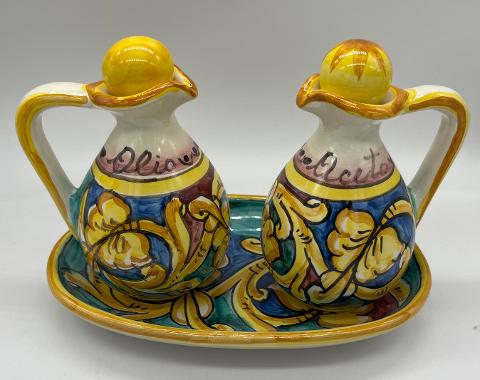 Set olio e aceto con vassoio decoro valentino blu, bordeaux e giallo Produzione artigianale Santo Stefano di Camastra h.15cm