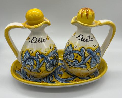 Set olio e aceto con vassoio decoro valentino giallo e blu Produzione artigianale Santo Stefano di Camastra h.15cm