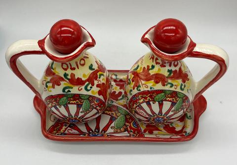 Set olio e aceto con vassoio decoro rosso con carretto siciliano in ceramica siciliana Produzione artigianale Santo Stefano di Camastra h.18cm