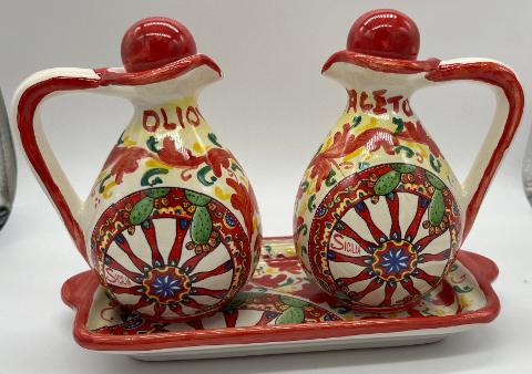 Set olio e aceto con vassoio decoro rosso con carretto siciliano in ceramica siciliana Produzione artigianale Santo Stefano di Camastra h.18cm